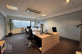 Instapklare en volledig gemeubelde kantoorruimte op de eerste verdieping van 450 m² te huur op een uitstekende locatie in Oostkamp.<br /><br />Het recent vernieuwde kantoor beschikt over een ruime landscape kantooromgeving, afgewerkt met een verlaagd plafond, geïntegreerde verlichting en HVAC-units waarbij de temperatuur afzonderlijk per ruimte kan worden geregeld. Daarnaast omvat het kantoor verschillende afgesloten burelen en vergaderzalen met geluidsdichte deuren, een representatieve onthaalruimte, een kitchenette en sanitair. De verdieping is vlot bereikbaar via zowel de lift als de trap.<br /><br />De ligging nabij de Baron Ruzettelaan (N50) garandeert een uitstekende bereikbaarheid en een snelle verbinding met de E40. Bovendien zijn er ruime parkeermogelijkheden voorzien aan het gebouw.<br /><br />Contacteer <strong>PANORAMA B2B</strong> voor bijkomende inlichtingen of een vrijblijvend plaatsbezoek <strong>0479 70 70 73</strong>.