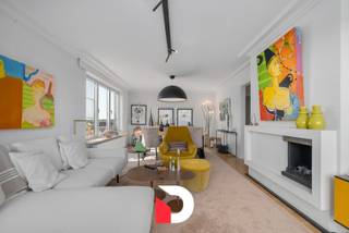 Dit unieke aanbod omvat een prachtig gerenoveerd ('2017) hoekappartement (+/- 104m²) op het 5de verdiep voorzien van een uiterst lichtrijke living...