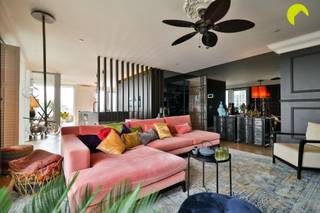 <h3><span>Un lieu de vie avec une vue imprenable. Et plein de caractère.</span></h3><p><span>On achète certains appartements pour leur emplacement. D’autres pour leur espace, leur vue ou leur architecture. Ici, vous bénéficiez de tout cela.</span></p><p><span> </span></p><p><span>Au 8e étage de la résidence </span><span>Zicht</span><span>, conçue par DRDH Architects, se trouve un appartement d’exception dont le projet a vu le jour dès la phase de conception : les propriétaires ont acheté deux appartements adjacents et les ont fait réunir pour former un seul et même logement spacieux d’environ 124 m², terrasses non comprises.</span></p><p><span> </span></p><p><span>Le résultat : un appartement qui ne ressemble en rien à un logement standard. Un espace de vie chaleureux, baigné de lumière, se prolonge par une cuisine ouverte, entièrement sur mesure et agrémentée de matériaux et d’équipements haut de gamme. Citons notamment une plaque de cuisson BORA, des appareils Siemens, une cave à vin climatisée et </span><span>un plan de travail</span><span>en céramique </span><span>Emperador </span><span>. Le parquet à chevrons, les placards sur mesure, l’éclairage d’ambiance et les matériaux soigneusement sélectionnés confèrent une cohérence stylistique à l’ensemble du logement.</span></p><p><span> </span></p><p><span>Il y a deux chambres à part entière, chacune dotée de sa propre salle de bains. La suite parentale dispose en outre d’un dressing attenant et dégage une atmosphère résolument « d’hôtel », avec une salle de bains en magnifique </span><span>pierre naturelle </span><span>italienne </span><span>Emperador </span><span>. Les deux toilettes ont également été réalisées dans ce même marbre luxueux. </span></p><p><span> </span></p><p><span>Et puis, il y a la vie en plein air. Pas moins de quatre terrasses offrent chacune une perspective différente sur Anvers. Depuis le 8e étage, vous dominez Nieuw Zuid et la ville, avec même, au loin, un aperçu de l’Escaut.</span></p><p><span> </span></p><p><span>Sur le plan pratique, rien n’a été oublié : un local à linge séparé derrière la cuisine, la climatisation, le chauffage au sol via le réseau de chauffage collectif, un débarras privatif en sous-sol et un vaste local à vélos fermé dans l’immeuble. La location d’une place de parking dans le parking souterrain peut être reprise. </span></p><p><span> </span></p><p><span>À l’extérieur aussi, vous êtes bien entouré. Nieuw Zuid allie architecture et espaces verts à des galeries d’art, à la boulangerie Dellafaille, à des restaurants tels que Nebo et Misera, ainsi qu’à de charmants cafés et adresses pour le déjeuner. Le Zuidpark et les quais rénovés de l’Escaut sont littéralement à vos pieds.</span></p><p><span>Un appartement pour ceux qui recherchent le confort d'une construction neuve, mais qui ne veulent absolument pas d'un logement standard.</span></p><p><span> </span></p><p><span>Informations utiles :</span></p><p><span>-PCE 76 kWh/m²/an (label A)</span></p><p><span>-Informations sur l'eau : score P A et score G A</span></p><p><span> </span></p><p><span>Ce logement offre une combinaison rare de grandeur authentique, de confort de vie contemporain et d’un emplacement absolument exceptionnel !</span></p><p><span> </span></p><p><span>Pour une visite sur place, vous pouvez nous contacter au 03 449 42 41 ou par e-mail à l'adresse <span>hallo@habicom.be</span></span><span> </span></p><p><span>Vous souhaitez connaître la valeur de votre logement ?  Vérifiez-la gratuitement sur www.watismijnhuiswaard.be </span></p><p><span> </span></p><p><span> </span></p>