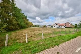 <strong>Mooi gelegen bouwgrond op een residentiële locatie met uitstekende verbinding naar belangrijke invalswegen</strong>. Op de Eikenenweg ter hoogte van huisnummer 23 bieden we dit ruim perceel bouwgrond aan. Deze verkaveling bestaat uit 3 loten; namelijk lot 1 geschikt voor het bouwen van een open bebouwing, lot 2 en 3 voor een halfopen bebouwing. De percelen hebben allen een ideale zuidwestelijke oriëntatie en bieden zeer veel woonkwaliteit. Overal dichtbij en toch voornamelijk zicht op groen. Dankzij het fietspad is dit de perfecte vertrekbasis voor de recreatieve sporter. <br /><br />Het verkavelingsplan en de bijhorende bouwvoorschriften kan je bekijken onder "downloads".<br /><br /><strong>Lot 3 </strong>is <span>7a73ca</span> groot en is geschikt voor het bouwen van een <strong>halfopen bebouwing</strong>. Ruime tuinzone en zuidwestelijk georiënteerd.<br /><br />De beknotte bouwvoorschriften zijn als volgt:<br />- inplanting van het gebouw op min. 8m van de rooilijn en minstens 3m van de zijdelingse perceelsgrens <br />- geschikt voor het bouwen van een eengezinswoning, zorgwoning toegelaten<br />- nevenfuncties (zoals kantoor en vrij beroep) zijn toegestaan onder voorwaarden<br />- bijgebouwen kunnen opgericht worden als bijv. berging, maar niet als garage<br />- Voertuigen stallen is mogelijk: onoverdekt, carport<br />- 2 bouwlagen met plat dak of zadeldak (het gabarit tussen de 2 halfopen bebouwingen moet op elkaar aansluiten, dit van de eerst vergunde woning is bepalend)<br /><br /><span>Op zoek naar een mooi perceel bouwgrond om je droomwoning te realiseren? Contacteer ons voor meer info op 011/39 90 50 of info@jansenrealestate.be</span><br /><br /><span>Wij ontzorgen je ook voor de </span><strong>verkoop </strong><span>van je </span><strong>huidige woning</strong><span>!</span><strong> </strong><span>Voor meer uitleg helpen we je graag verder.</span>