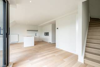 Cet appartement en duplex est situé dans un immeuble entièrement rénové. Grâce à son emplacement central près de Duinenwater, tous les...