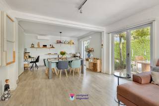 Ontdek deze gezellige, vrijstaande woning in Nazareth-De Pinte, waar rust, ruimte en een uitstekende bereikbaarheid harmonieus samenkomen. De woning ligt bijzonder rustig en toch op korte afstand van het centrum. Ze werd steeds piekfijn onderhouden, en beschikt over zonnepanelen en een laadpaal.<br />Via de inkomhal komt u in de lichtrijke leefruimte, ingericht met een gezellige televisiehoek en een aansluitende eetplaats. De mooie keuken bevindt zich naast deze ruimte. Daarnaast bevindt zich een ruime technische berging met plaats voor een wasmachine, droogkast en extra opslag. Van hieruit bereikt u het grote zonneterras en de tuin. Ook vanuit de woonkamer stapt u rechtstreeks op het charmante ochtendterras, ideaal voor een koffie in de ochtendzon. Op het gelijkvloers vindt u eveneens een badkamer met comfortabele inloopdouche en toilet.<br />Boven bevinden zich een kleinere slaapkamer, een tweede toilet en een uitzonderlijk ruime hoofdslaapkamer met aansluitende dressing. Dankzij de royale oppervlakte kan deze kamer eenvoudig worden opgedeeld, waardoor een derde slaapkamer mogelijk is.<br />Rondom de woning liggen verschillende zonnige terrassen, waaronder een ruim terras voor gezellige barbecues. De sfeervolle tuin, het tuinhuis en de afzonderlijke opslagruimte bieden extra comfort. Met twee ruime opritten en nog twee parkeerplaatsen vooraan is ook aan parkeerruimte geen gebrek. Een warme thuis op een toplocatie!