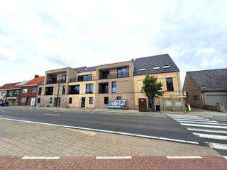 <span><span>In deze nieuwbouwresidentie gelegen in de dorpskern van Woumen (deelgemeente van Diksmuide en op minder dan 5 km van de Grote markt van Diksmuide) vindt u deze nieuwbouwgarage.<br />Deze garage is ideaal voor opbergruimte of parkeerplaats voor uw wagen.<br />Alle garageboxen beschikken over een sectionale poort en elektriciteit per box. <br /><br />Garage beschikbaar vanaf 1 januari 2027.<br />Huurprijs: €85,00/maand.<br /><br />Voor meer info, aarzel niet om contact op te nemen!</span></span>