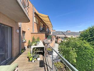 <p><span>Neem vandaag nog contact op met Sara De Maeyer voor een bezoek via: </span>https://mijnhuurprofiel.be/property/2b0d631f-e233-4df9-9f1b-1be991924a8b</p><p><br /></p><p><strong>Te huur: verzorgd appartement in het centrum van Grimbergen, omringd door een groene en residentiële omgeving, op wandelafstand van openbaar vervoer.</strong></p><p><br /></p><p>Dit appartement, gebouwd in 2003, biedt een comfortabele indeling en een rustige ligging. De centrale locatie maakt dat winkels, scholen en openbaar vervoer vlot bereikbaar zijn. Het EPC-label C staat garant voor een degelijke energieprestatie. Bovendien beschikt het pand over een binnenparking, een praktisch terras en een volledig ingebouwde keuken.</p><p><br /></p><p><strong>Belangrijkste ruimtes:</strong></p><ul><li>Inkomhal (6,58 m²) met videofoon</li><li>Apart toilet met handenwasser</li><li>Woonkamer met toegang tot het terras</li><li>Volledig ingebouwde keuken met dubbele spoelbak, vaatwasser, dampkap, koelkast met vriesvak, oven en elektrische kookplaat</li><li>Twee slaapkamers</li><li>Badkamer met douche, ligbad, wastafel in meubel en ééngreepsmengkraan</li><li>Wasplaats met aansluitingen voor wasmachine en droogkast, plus technische ruimte</li><li>Binnen parkeerplaats</li><li>Terras (2 m²)</li></ul><p><strong>Troeven:</strong></p><ul><li>Centrale ligging in het centrum van Grimbergen</li><li>Binnen parkeerplaats inbegrepen</li><li>Volledig ingebouwde keuken</li></ul><p>Maandelijkse provisie: € 110 (<span>onderhoud gemene delen, onderhoud lift, water privatieve delen, gemeenschappelijke elektriciteit, gemeenschappelijk water, groen en huisvuil)</span></p><p><br /></p><p>JOUW DROOMAPPARTEMENT. ZO GEVONDEN!</p>