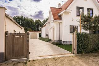 Bent u op zoek naar een charmante, vrijstaande woning in een doodlopende straat?<br />De woning is gelegen op een volledig omheind perceel van 850 m².<br />Binnen beschikt de woning over een gezellige, ruime leefruimte op parket met open haard, een ruime keuken met eiland in natuursteen en een granieten werkblad.<br />Daarnaast is er airco (koelen + verwarmen) in de leefruimte en alle slaapkamers. De slaapkamers zijn voorzien van rolluiken en overal in de woning zijn vliegenramen.<br />De badkamer werd recent gemoderniseerd met een nieuwe inloopdouche in mortex. Een ligbad is ook aanwezig.<br />Een absolute troef is de volledig aangelegde buitenomgeving. Het domein beschikt over een bouwkundig zwembad, uitgerust met een automatisch filtersysteem, warmtepomp en elektrisch rolluik, aangevuld met een plage.<br />Aansluitend bevindt zich het poolhouse, voorzien van een glazen wand, een toilet en een buitendouche.<br />Via een vlizotrap bereikt u de zolder, waar verdere uitbreiding mogelijk is.<br />Eveneens is er een kelder aanwezig, waar de ontkalker, batterij van de zonnepanelen en alle andere elektrische voorzieningen zich bevinden.<br />Daarnaast beschikt de woning over een afgewerkt dakterras, een vrijstaande garage en een grondwaterput.<br />Ook op het vlak van energie en veiligheid is deze woning bijzonder goed uitgerust.<br />Het dak werd vernieuwd in 2017. De aluminiumramen in 2018.<br />Er zijn 21 zonnepanelen met een 8 kW-thuisbatterij met slimme sturing en spouwmuurisolatie, waardoor deze woning een EPC B behaalt.<br />Momenteel wordt er nog verwarmd met stookolie, maar eind november wordt de reeds geplande omschakeling naar gas nog uitgevoerd, wat zal zorgen voor een nog gunstiger EPC.<br />Voor de veiligheid is er een alarm met sensoren en raamdetectoren alsook een binnen- en buitensirene. Ook zijn er rookmelders die aangesloten zijn op het alarm doorheen de woning en camerabewaking rondom het huis.<br /><br />Het volledig omheinde perceel is toegankelijk via een automatische schuifpoort en een afzonderlijk poortje.