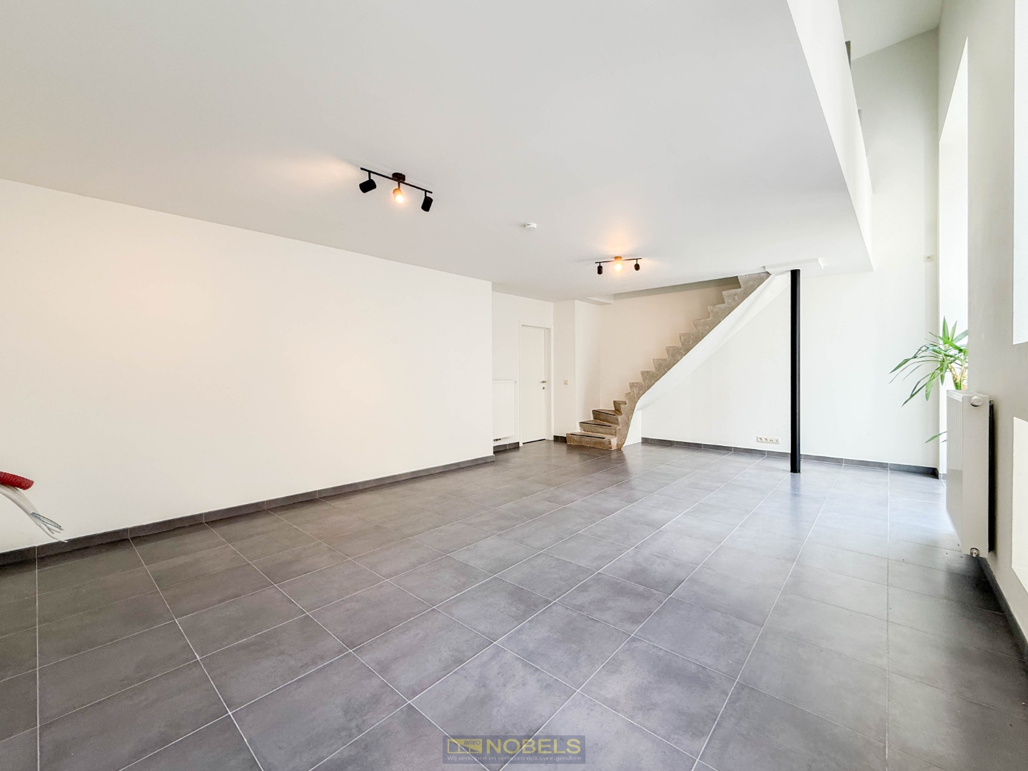 Te koop, volledig gerenoveerde handelsruimte (107m²) met tussenverdiep in centrum Wetteren - foto 3