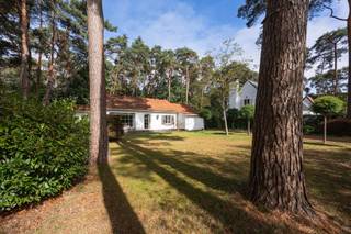 <p><span>Voor verdere info of een vrijblijvende waardebepaling van uw eigendom: jordi.broes@homixx.be of 016 199 340.<br /><br />In de rustige en uiterst groene Spiekelei te Bonheiden, in een rustige zijstraat van de Rijmenamseweg, stellen we u graag deze charmante vrijstaande woning voor. <br />Gelegen op een indrukwekkend en zonovergoten perceel van 1.260 m², met een royale bewoonbare oppervlakte van maar liefst 241 m², geniet u hier dagelijks van een groene setting, optimale privacy en een heerlijk rustige leefomgeving.</span></p>
<p><span>Deze charmante en karaktervolle woning beschikt over een solide basis, heel wat hedendaags comfort en biedt tegelijk de mogelijkheid om bepaalde ruimtes verder naar eigen smaak en wensen in te richten. <br />Zo onderging de woning in 2021 reeds renovatiewerken, werd het platte dak van de woonkamer vernieuwd in 2023 en werd in 2026 een nieuwe aardgasketel geïnstalleerd. <br />Bovendien werden in 2022 de kelder, kruipkelder en spouwmuren geïsoleerd. <br />Een grote troef is dat er geen renovatieplicht geldt, waardoor u de woning op uw eigen tempo verder kunt vormgeven tot een fantastische thuis.</span></p>
<p><span>Bij het betreden van de woning komt u via de inkom en de traphal, die met prachtige glazen deuren van elkaar gescheiden zijn, terecht in de verschillende leefruimtes. <br />De gezellige woonkamer met grenen vloer geniet van een aangenaam zicht op het overdekte terras en de achtertuin. <br />Daarnaast bevindt zich een tweede leef- en eetkamer met een matte terracottavloer, grote raampartijen met zicht op de voortuin en een gezellige pelletkachel. <br />De functionele keuken sluit naadloos aan op het leefgedeelte en wordt aangevuld met een praktische bijkeuken en wasplaats, voorzien van aansluitingen voor wasmachine, vaatwasser en droogkast.</span></p>
<p><span>Verder beschikt de gelijkvloerse verdieping over een volwaardige slaapkamer en een badkamer met ligbad, douchekraan, dubbele lavabo en toilet. <br />De eerste verdieping omvat een tweede badkamer met douche, lavabo en toilet, evenals extra bijkomende ruimtes met ingemaakte kasten en een grenen vloer, waarvan één als volwaardige slaapkamer is ingericht. <br />Hierdoor zijn er tal van mogelijkheden voor gezinnen, thuiswerkers of wie extra hobbyruimte wenst.</span></p>
<p><span>Ook aan praktische bergruimte is er geen gebrek. <br />De woning beschikt over een handige wasplaats, een kelder en een kruipkelder. <br />De lange inpandige garage biedt plaats aan twee wagens achter elkaar en op de oprit zijn er nog meerdere parkeerplaatsen voorzien.</span></p>
<p><span>Buiten kunt u in alle rust genieten van het gezellige overdekte terras met open haard en barbecue, met een prachtig en rustgevend zicht op het ruime perceel. <br />De tuin is bovendien uitgerust met een tuinhuis en een recent vernieuwde achteromheining, wat het geheel extra praktisch en aangenaam maakt.</span></p>
<p><span>De verwarming gebeurt via een recent vernieuwde aardgasketel, radiatoren en een gezellige pelletkachel.</span></p>
<p><span>Een unieke opportuniteit voor wie op zoek is naar een ruime vrijstaande woning met karakter, een prachtig perceel en tal van mogelijkheden, op een echte toplocatie in het groen te Bonheiden!</span></p>