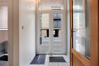 Deze instapklare woning is gelegen in Kessel-Lo, in een rustige straat nabij het Heuvelhofpark en slechts 10 minuten fietsen van Leuven centrum. <br /><br />Indeling is als volgt:<br />We betreden de woning via de inkomhal die uitkijkt op de trap naar de eerste verdieping. Rechts van de inkomhal bevindt zich de lichtrijke leefruimte. Achter de leefruimte vinden we de volledig geïnstalleerde keuken met zicht op de tuin. Naast de keuken vinden we een praktische bering met aansluiting voor wasmachine en droogkast. Deze berging heeft ook toegang tot de tuin. Tot slot vinden we nog een apart toilet op de gelijkvloers.<br /><br />Via de trap bereiken we de eerste verdieping, waar zich de nachthal bevindt. Verder zijn er 3 slaapkamers, waarvan 1 slaapkamer met inbouwkasten en 1 met douche en lavabo. Verder is er een badkamer met douche en dubbel lavabo.<br /><br />Op de tweede verdieping vinden we nog 2 slaapkamers, waarvan 1 slaapkamer met ruime dressing.<br /><br />Verder beschikt de woning over een zeer ruime garage, kelder en zolder voor stockage.<br /><br />Tot slot hebben we de gezellige tuin, terras en tuinhuis!<br /><br />Asbestveilig. Verwarming op aardgas. Elektriciteit is conform. Er zijn 14 zonnepanelen, geplaatst in 2021 en conform.<br /><br />Voor meer info of een bezoek ter plaatste, mag u ons steeds contacteren!