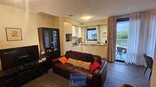 <p>Serviceflat met terras in rustige residentie te Alken – momenteel verhuurd</p><p>In een kleinschalig en verzorgd project in Alken bevindt zich deze gelijkvloerse serviceflat, ideaal als investering of voor wie later zelf comfortabel en zelfstandig wil wonen.</p><p>Indeling (gelijkvloers):</p><p>U komt binnen via de inkomhal die toegang geeft tot de leefruimte. De woon- en eetkamer met open keuken vormt een aangename, overzichtelijke ruimte met directe connectie naar het terras. De keuken is uitgerust met onder meer een keramisch fornuis, inbouwkoelkast en vaatwasser.</p><p>Aansluitend bevindt zich de slaapkamer met badkamer en suite, voorzien van een wasbak en douche. Verder is er een kleine berging/wasplaats aanwezig, praktisch ingericht voor wasmachine en extra stockage.</p><p>Extra troeven:</p><p>• Klein maar gezellig terras met zicht op een rustige, residentiële omgeving</p><p>• Ruime privatieve kelderberging</p><p>• Autostaanplaats in de ondergrondse garage</p><p>• Lift aanwezig in het gebouw</p><p>• Individuele nutsvoorzieningen</p><p>• Eigen cv-ketel en ventilatiesysteem</p><p>Het project is opgevat op menselijke schaal en beschikt over een onthaal, ontvangstruimte en een lichtrijke recreatieruimte waar bewoners elkaar kunnen ontmoeten.</p><p>De serviceflat is momenteel verhuurd, wat dit pand bijzonder interessant maakt voor investeerders die op zoek zijn naar een opbrengsteigendom met onmiddellijke huuropbrengst.</p><p>Interesse in deze zorgeloze investering in een aangename woonomgeving? Neem gerust contact op voor meer informatie.</p>