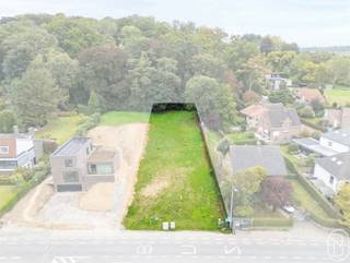 <p>OEDGELEGEN GROND van 1585m2 te OUDENAARDE! ZICHT OP GROEN! ZUID-OOSTgericht! Geen bouwverplichting! Ideaal voor VRIJ BEROEP in combinatie met wonen! Straatbreedte: 20m, Diepte: 75m, bebouwbare oppervlakte: 15m x 12,36m dus 185,4m2. Bezoek na afspraak met IMMO BEGUIN: 0486 606 600.</p>