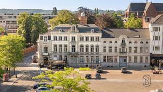 <p>Op de MARKT van RONSE: prachtige HERENWONING met enorm potentieel<br /><br />Uniek gelegen op de Grote Markt van Ronse, vormt deze indrukwekkende neoclassicistische herenwoning uit 1867 een waar architecturaal pareltje. Met een bruikbare oppervlakte van maar liefst 1.000 m² en een perceel van 398 m² biedt dit iconische pand uitzonderlijke mogelijkheden voor wie op zoek is naar een prestigieus project op een toplocatie.<br /><br />Deze statige eigendom weerspiegelt de grandeur van de 19e eeuw en geniet een bijzondere historische en esthetische waarde. Dankzij de royale volumes en centrale ligging leent het gebouw zich perfect voor een B&B, boetiekhotel, horecazaak, kantoorfunctie of een combinatie van wonen en ondernemen.<br /><br />Gelegen in het bruisende stadscentrum bevinden winkels, openbaar vervoer en het station zich op wandelafstand.<br /><br />Een unieke kans om eigenaar te worden van één van de meest opvallende panden op de Markt van Ronse.<br /><br />📩 Meer info of een bezoek op afspraak via Immo Beguin: info@immobeguin.be</p>