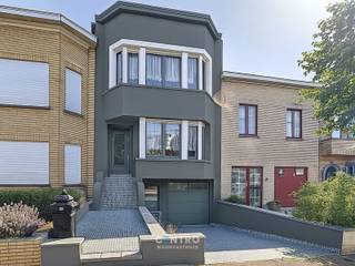 VROLIJKE woning met 4 à 5 slpks, garage én stadstuin in LEUKE STRAAT met eenrichtingsverkeer te Blankenberge!INDELING:Gelijkvloers:Hal - hobbyruimte...
