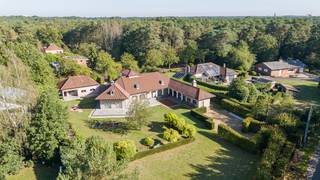 Deze ruime villa combineert een idyllische ligging met een uitstekende bereikbaarheid. Gelegen in een residentiële wijk, wandel je zo de Netevallei in. Zowel het centrum van Herentals als dat van Kasterlee zijn vlot bereikbaar, en de E313 en E34 liggen op slechts 10 km afstand.<br /><br />De villa is volledig gerenoveerd in 2007 en biedt een bewoonbare oppervlakte van maar liefst 475 m². De woning beschikt over een massief parket in de leefruimtes en slaapkamers, 6 slaapkamers (waarvan 3 master bedrooms) en 5 badkamers, waarvan 2 met jacuzzi. Geniet van de rust met een saunacabine en een surround sound systeem.<br /><br />De lichtrijke woonkamer met doorkijkhaard geeft een prachtig uitzicht op de zuidgerichte tuin. De keuken is volledig uitgerust en sluit aan op het grote terras in blauwe hardsteen. De villa heeft een grote kelder met een aparte wijnkelder. Parkeren is eenvoudig dankzij een apart garagegebouw en extra parkeerplaatsen voor 4 wagens. De omheinde tuin met diverse terrassen en waterpartijen biedt volledige privacy en is eveneens toegankelijk via de Eerselingenstraat.<br /><br />Kortom, deze villa is een topaanbieding voor mensen op zoek naar een instapklare villa op een schitterende locatie in het groen, met alle privacy, een zee aan ruimte en met een mooi aangelegde tuin.<br /><br />Bestuursmaatregelen in het maatregelenregister: nee
