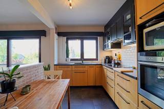 <span><span>Ontdek dit instapklare en energiezuinige appartement te Merchtem. Met een bewoonbare oppervlakte van maar liefst 100m² biedt dit appartement een aangename leefomgeving.<br />Bij het betreden van het appartement komt u in een verzorgde inkomhal met apart gastentoilet. De lichtrijke en ruime woonkamer met volledig vernieuwde open keuken en aansluitend praktische berging vormt het kloppend hart en wordt gekenmerkt door een groot schuifraam die directe toegang biedt tot een terras. Verder zijn er achteraan twee ruime slaapkamers die telkens toegang hebben naar de veranda, de perfecte plek om te ontspannen of gasten te ontvangen. De badkamer is voorzien van ligbad en douche, verder is er ook nog een tweede berging die ingericht is als wasplaats. Parkeren vormt geen enkel probleem: de aankoop van de garage is verplicht (prijs: €25.000).</span></span><br /><span><span>Als u op zoek bent naar een energiezuinig appartement, waarvan de elektriciteit conform is dan is dit appartement is zeker een bezoekje waard.</span></span><br />Referentie: 5657