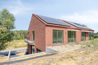 <p><span>Située à deux pas de Louvain, à proximité de toutes les principales voies d'accès et offrant une magnifique vue dégagée sur la vallée de la Voer, nous avons le plaisir de vous proposer à la vente cette maison semi-ouverte, qui allie un agencement bien pensé à de spacieux espaces de vie. Au niveau de la rue se trouvent le hall d'entrée et un garage pouvant accueillir une voiture. Au rez-de-chaussée se trouvent un débarras, une cuisine ouverte avec coin repas et un vaste espace de vie qui, grâce à ses grandes baies vitrées, profite pleinement de la vue panoramique sur la vallée de la Voer. Le premier étage abrite trois chambres et un bureau. La chambre parentale dispose d’un dressing privé et d’une salle de bains attenante, tandis que les deux autres chambres partagent une deuxième salle de bains. Pour un confort de vie accru, tous les étages sont reliés entre eux par un ascenseur. La maison est proposée dans un état semi-fini. Cela signifie que tous les équipements techniques, la chape et les enduits ont déjà été réalisés, tandis que les finitions intérieures et l’aménagement extérieur peuvent encore être réalisés entièrement selon vos goûts. L'agencement, les installations techniques et la structure du bâtiment sont déjà fixés et ne peuvent plus être modifiés.</span></p><p><span> </span></p>
