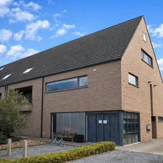 Zeer ruime duplex op rustige liggingDeze aangename duplex verwelkomt u via een inkomhal met apart gastentoilet en biedt een zeer ruime, lichtrijke...