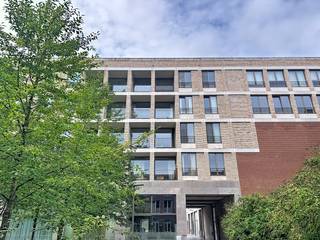 <strong>Stijlvolle cityflat</strong> met ruim terras op de 3de verdieping van een nieuwbouwresidentie gelegen tussen het Eilandje en het Historisch Centrum. Het MAS en de Jachthaven liggen om de hoek. Supermarkten en openbaar vervoer vind je in de straat.<br /><br /><strong>Indeling</strong>: inkomhal; wasplaats, apart toilet, douchekamer, 2 slaapkamers, woonkamer met open keuken en prachtig groot schuifraam naar het terras.<br /><br /><strong>Bijzonderheden:</strong><em> </em>
<ul>
<li>Gemeenschappelijke fietsenstalling met 3 privatieve fietsplaatsen.</li>
<li>Inclusief ondergrondse parkeerplaats met elektrische laadpaal.</li>
<li>Algemene kosten € 155,-/maand. </li>
<li>EPC: 99 kWh/m²</li>
<li>Beschikbaar: 1december 2026.</li>
</ul>