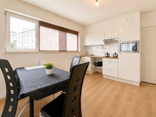 Welkom in de Sint-Jozefsstraat 13 in Waregem, een recent appartement (bouwjaar 2013) met een stabiele huurinkomst. Ideaal als investering of voor starters. Gelegen in het hart van Waregem, op wandelafstand van scholen, supermarkten, sportinfrastructuur en tal van andere voorzieningen.<br /><br />Het appartement bevindt zich op de eerste verdieping (met lift) en verwelkomt u via de inkomhal met gastentoilet. De lichtrijke leefruimte sluit naadloos aan op de volledig uitgeruste keuken en het westgericht terras. Verder beschikt het appartement over een badkamer met ligbad en lavabo, evenals twee slaapkamers, elk met een eigen terras.<br /><br />Er is mogelijkheid tot het bijkopen van een ondergrondse autostaanplaats. Daarnaast is er voldoende parkeergelegenheid in de straat voor bezoekers.<br /><br />Bent u op zoek naar een interessante investering of uw eerste eigen woning? Neem vandaag nog contact met ons op voor een bezoek of meer informatie!<br /><br />De vermelde prijs is een richtprijs; elk bod wordt voorgelegd aan de eigenaar, die het recht heeft dit te aanvaarden of te weigeren.<br />Deze transactie betreft geen verkoop, maar een overdracht van het recht van erfpacht.<br /><br />Neem voorsprong met een vrijblijvende schatting via:<br />www.residentievastgoed.be/gratisonlineschatten