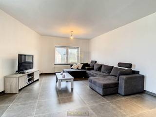 VEELZIJDIGE HANDELSRUIMTE met INSTAPKLAAR 2-SLAAPKAMERAPPARTEMENT op VLOT BEREIKBARE LIGGING in Dikkelvenne biedt een mooie opportuniteit voor...