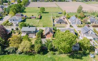 <p><span>DESTELBERGEN </span><span>- Mooie bouwkans in groene omgeving</span></p><p><span> </span></p><p><span>In de Groenstraat 34 te Destelbergen bevindt zich deze open bebouwing op een perceel van 621 m² met interessante mogelijkheden voor wie op zoek is naar een landelijke locatie om een nieuwe thuis te realiseren.</span></p><p><span>De eigendom geniet van een vlot bereikbare ligging op een steenworp van het centrum van Destelbergen en belangrijke invalswegen. Achteraan geniet het perceel van een prachtig open uitzicht over agrarisch gebied.</span></p><p><span> </span></p><p><span>Fiscaal interessante opportuniteit: aankoop aan 2% registratierechten en heropbouw aan 6% btw, mits voldaan aan de wettelijke voorwaarden.</span></p><p><span> </span></p><p><span>De belangrijkste troeven in een notendop:</span></p><ul><li><span>Open bebouwing </span></li><li><span>Interessant perceel met mogelijkheden</span></li><li><span>Open zicht op agrarisch gebied</span></li><li><span>Gelegen op een steenworp van centrum destelbergen</span></li></ul><p><span> </span></p><p><span>Belangrijk:</span></p><p><span>Richtprijs: 385.000 EUR</span></p><p><span>EPC: F</span></p><p><span> </span></p><p><span>Klaar om hier uw woondroom te realiseren?</span></p><p><span>Neem contact op met Axel Lenaerts Makelaars voor meer informatie of een bezoek: <span>destelbergen@axellenaerts.be</span></span><span> of 09/219.08.77</span></p>