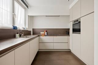 <h2><span>Ruimte, licht en comfort in een rustige straat in Schoten</span></h2><p><span>Op zoek naar een woning in een aangename wijk ? Deze ruime woning ligt in een aangename buurt in Schoten en heeft heel wat troeven: een brede oprit, een garage, een zuidgerichte tuin en een zonnig terras.</span></p><p><span>De ruime inkomhal verwelkomt je op het gelijkvloers. Achteraan vind je een polyvalente ruimte die je naar wens kunt inrichten als bureau of hobbykamer. Hier vindt je ook een ruime garage en een plaats met een recente verwarmingsketel.</span></p><p><span>Een verdieping hoger valt meteen de lichtinval op. De royale woonkamer met open haard en parket biedt volop plaats voor een gezellige zithoek en eettafel. De aansluitende bureauruimte kan ook perfect dienen als leeshoek. Vanuit de leefruimte bereik je via een trap de tuin. De recent vernieuwde keuken is luxueus ingericht en uitgerust met kwalitatieve Miele-toestellen.</span></p><p><span>Op de tweede verdieping liggen twee zeer ruime slaapkamers en een kleinere derde slaapkamer. De moderne badkamer beschikt over een ligbad, een toilet en een lavabomeubel.</span></p><p><span>Ook technisch werd er in de woning geïnvesteerd: de daken, ramen en riolering zijn vernieuwd. Daarnaast zijn er rolluiken , 14 zonnepanelen, een thuisbatterij en laadpaal voor een elektrische wagen.</span></p><p><span>Een fijne plek voor wie graag ruim woont, thuis wil kunnen werken en wil genieten van een zuidgerichte tuin. </span><span>Kom ontdekken of je je hier thuis voelt.</span></p><p><span> </span></p><p><span>De woning is vrij en beschikbaar vanaf 01/11/2027 ! </span></p>