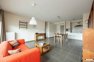 <p><span>Turnkey 1-bedroom apartment with large terrace in the heart of Brasschaat</span></p><p><span>In the center of Brasschaat you will find this well cared for and fully move-in ready apartment, located on the second floor of a recent building (2014). Thanks to the neutral and timeless finish, this apartment immediately feels like home.</span></p><p><span>The layout includes a bright living space followed by an open kitchen, fully equipped and practical. From the living space you have access to the very spacious terrace an absolute asset where you can enjoy outdoor space in peace in the middle of the center. The bathroom has a sink, toilet and shower. The bedroom has an area of about 12</span><span><sup>m2</sup></span><span> and access to the terrace. In the storage room there is room for a washing machine and central heating boiler.</span></p><p><span>Additional pluses:</span></p><ul><li><span>Underground car parking space included</span></li><li><span>Favourable EPC and compliant electricity certificate</span></li><li><span>Central location within walking distance of stores, restaurants and public transport</span></li></ul><p><span>This apartment combines the comfort of move-in ready living with an exceptional terrace and a prime location in Brasschaat.</span></p>