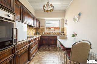 <p><span>Ruime woning met 4 slaapkamers in een gezellige wijk in Merksem!</span></p><p><span>In een leuke en rustige wijk in Merksem vindt u deze verrassend ruime woning, momenteel ingericht als </span><span>twee afzonderlijke woonruimtes</span><span>. Dankzij de indeling en de aanwezige ruimtes biedt dit pand enorm veel potentieel voor </span><span>grote gezinnen</span><span>, </span><span>meerdere generaties onder één dak</span><span> of voor wie </span><span>wonen en werken</span><span> wil combineren. </span></p><p><span>De woning is te renoveren, maar vormt een stevige basis om volledig naar eigen smaak te moderniseren. Achteraan beschikt u over een </span><span>oost-gerichte tuin</span><span>, ideaal om 's morgens van de zon te genieten.</span></p><p><span>Indeling:</span></p><ul><li><span>Gelijkvloers:</span><span> inkomhal met toegang tot de kelder, de eerste woonruimte met leefruimte, keuken, badkamer en 1 slaapkamer.</span></li><li><span>Eerste verdieping:</span><span> via de houten trap bereikt u de tweede woonruimte, met lichtrijke leefruimte, keuken, badkamer en 1 slaapkamer.</span></li><li><span>Tweede verdieping:</span><span> nog 2 bijkomende kamers en een handige bergruimte.</span></li></ul><p><span>Troeven:</span></p><ul><li><span>4 slaapkamers in totaal</span></li><li><span>2 leefruimtes, 2 keukens en 2 badkamers</span></li><li><span>Ideaal voor dubbele bewoning, grote gezinnen of vrije beroepen</span></li><li><span>Oost-gerichte tuin</span></li><li><span>Gelegen in een aangename en rustige wijk in Merksem</span></li></ul><p><span>Bent u op zoek naar een woning met veel ruimte, potentieel en de mogelijkheid om er uw eigen droomproject van te maken? Dan is dit pand zeker een bezoek waard!</span></p><p><span>Plan via deze weg uw bezichtiging in: miete@janssenenjanssen! </span></p>