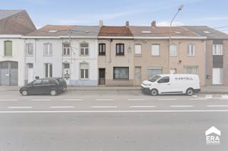 <p><strong>Over de woning:</strong><br />Deze gesloten woning in Roeselare biedt een interessante opportuniteit voor investeerders of renovatoren. Met een bewoonbare oppervlakte van 124 m² op een perceel van 80 m² kan je hier een hedendaagse en comfortabele woning realiseren. De woning vraagt renovatie, maar biedt net daardoor mooie mogelijkheden tot meerwaarde.</p>

<p><strong>Locatie en Omgeving:</strong><br />De woning is gelegen in een centrale en levendige omgeving in Roeselare. Dankzij de nabijheid van scholen, openbaar vervoer, het treinstation en een park geniet je hier van een uitstekende bereikbaarheid. Ook winkels en andere voorzieningen bevinden zich in de directe omgeving.</p>

<p><strong>Indeling van de Woning:</strong><br />De woning beschikt over een inkomhal, leefruimte, keuken, badkamer, apart toilet en twee slaapkamers. Daarnaast is er een zolder aanwezig die verder ingericht kan worden. Buiten is er een koer die extra buitenruimte biedt.</p>

<p><strong>Energiezuinigheid:</strong><br />Met een EPC-score van 510 kWh/m² is een energetische renovatie aangewezen. De elektrische installatie is niet conform en dient aangepast te worden.</p>

<p><strong>Troeven van deze woning:</strong></p>

<ul><li>Interessant voor investeerders</li><li>Gesloten bebouwing</li><li>124 m² bewoonbare oppervlakte</li><li>Centrale en goed bereikbare ligging</li><li>Koer aanwezig</li><li>Renovatie met meerwaarde</li></ul>