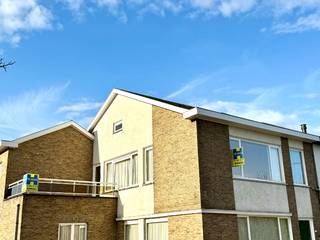 Ontdek dit verrassend ruime en instapklare appartement op de eerste verdieping (zonder lift), ideaal voor wie comfort en ruimte zoekt.<br /><br />Via de inkomhal kom je terecht in de zeer lichtrijke en royale leefruimte, perfect voor gezellige momenten. De aparte, modern vernieuwde leefkeuken is volledig uitgerust met alle toestellen en biedt voldoende plaats om ook als eetruimte te gebruiken.<br /><br />De nachthal leidt naar drie volwaardige, ruime slaapkamers en een stijlvol vernieuwde badkamer met moderne douche.<br /><br />Daarnaast zijn er een apart toilet en een grote zolder met extra opbergruimte.<br /><br />Geniet van het heerlijke buitenterras en het gemak van twee parkeerplaatsen pal voor de deur.<br /><br />Het appartement werd volledig opnieuw geschilderd en voorzien van kwalitatieve raamdecoratie, klaar om meteen te betrekken!<br /><br />Dankzij de rustige, maar uiterst centrale ligging woon je dicht bij winkels, scholen, openbaar vervoer en belangrijke uitvalswegen.<br /><br />Bovendien zijn er <strong>geen gemeenschappelijke kosten</strong>.