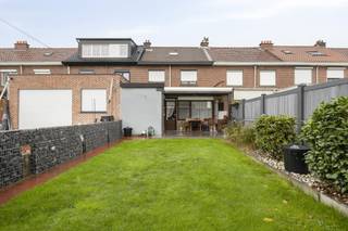 Cette confortable maison mitoyenne à vendre à Willebroek offre beaucoup de potentiel et est idéale pour ceux qui recherchent une maison familiale de caractère et des possibilités de rafraîchissement !Disposition :-Entrée avec escalier-Toilette-Espace de vie avec salon confortable attenant-Cuisine équipée-Rangement séparé-JardinPremier étage :- 3 chambres-Salle de bainLe jardin orienté à l'ouest offre un divertissement supplémentaire où vous pourrez profiter du soleil de l'après-midi et du soir et accéder au grand garage, idéal pour les loisirs, le stockage supplémentaire ou plusieurs voitures. Avantages :? Situé à Willebroek — emplacement central et pratique? Jardin orienté à l'ouest avec sortie arrière? Garage spacieux (45 m²)? Rafraîchissant à votre goûtCette maison allie espace, lumière, emplacement et potentiel : une opportunité idéale pour les débutants, les familles ou les bricoleurs à la recherche d'une maison offrant des opportunités à Willebroek.Intéressé ? Contactez l'agence immobilière Dewaele à Malines dès aujourd'hui pour une visite et découvrez par vous-même le potentiel de cette maison !
