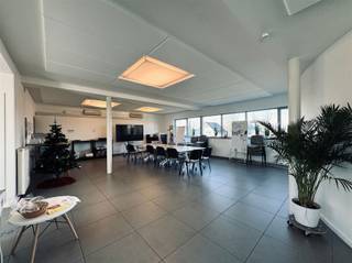 Op zoek naar een inspirerende werkplek met veel lichtinval, gelegen op een goede verbinding in Waasmunster? Dan is deze kantoorruimte met...