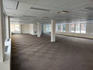 The offices are located in a quiet office park in Waterloo, close to the Brussels ring.Bright surface area located on the ground floor. Tailor-made...