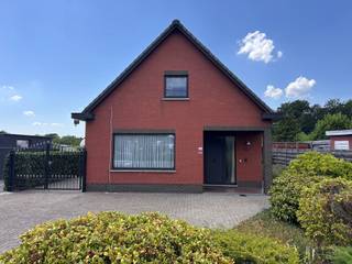 Open bebouwing op een perceel grond van 1.121m². De woning bestaat uit een inkomhal met gastentoilet, een woonkamer en keuken met daarachter...