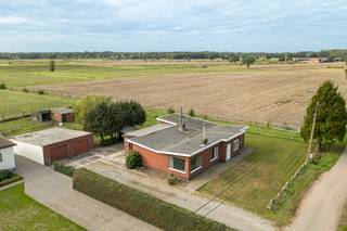 Wellicht de meest unieke locatie van Zoersel. Op het einde van een doodlopende straat, met panoramisch zicht over de landerijen tot in Westmalle, met zeer beperkt aantal woningen bevindt zich deze te renoveren woonst. Het perceel met perceelsbreedte van bijna 32m meet in totaal 1920m² en geniet een zonnige oriëntatie. De locatie van de woning is een unieke opportuniteit door middel van de rustige landelijke omgeving en het zicht op permanent landschappelijk waardevol agrarisch gebied. De woonst zelf kan worden uitgebreid/gerenoveerd worden en/of komt in aanmerking voor een sloop & wederopbouwproject aan 6% BTW!<br /><br /><span><span>INDELING: Inkomhal - Bureaugedeelte/Slaapkamer 1 - Leefruimte met veel lichtinval - Aanpalend keuken en bergruimte alsook veranda met extra berging - Verder is er een nachthal - Toegang tot 3 slaapkamers - Badkamer </span> - <span>Tuin: Dubbele garage alsook meerdere opbergmogelijkheden </span></span><br /><br /><span>BIJZONDERHEDEN: Unieke locatie - EPC 1022 kWh/m² UC 3963849 - P&G score: A - Cv mazout - Renoplicht van toepassing - Woning kopen of verkopen in Zoersel? Bel ons voor een gratis schatting of advies 03 361 51 51 of via info@yvesvanpelt.be - Stedenbouwkundige informatie in aanvraag.</span>