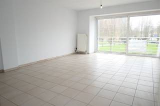 Verzorgd appartement met veel lichtinval op de 1ste verdieping (met lift), gelegen aan de Sint-Antoniuskerk, op enkele stappen van het...