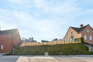 Voor meer info en foto’s, surf naar www.swevers.be – In de rustige Cartuyvelstraat in Heers wacht een bouwgrond met een royale perceelbreedte van 21 meter op jou. Met een oppervlakte van 6a 71ca biedt dit perceel ruimte voor een vrijstaande woning met tal van indelingsmogelijkheden. Dankzij de gunstige zuidoriëntatie geniet je volop van natuurlijk daglicht in de tuin en leefruimtes – een troef voor zowel wooncomfort als energie-efficiëntie. De landelijke ligging combineert rust met een uitstekende bereikbaarheid: winkels op 160 meter, openbaar vervoer op 120 meter en de E40 op slechts 9 km. Ook scholen, ontspanning en horeca zijn vlot bereikbaar. De rustige straat zorgt voor minimale verkeersdrukte, wat het perceel extra aantrekkelijk maakt voor gezinnen. Bouw hier jouw toekomst in een aangename en praktische omgeving. Voor meer informatie, bel 011 255 155.
