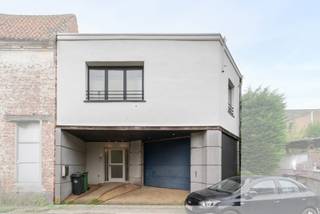 Ben je op zoek naar een instapklaar appartement op het eerste verdiep? Zoek niet verder! Dit appartement met een bewoonbare oppervlakte van maar liefst 128 m² in Oordegem heeft alles wat je zoekt. <br /><br />Indeling:<br />- Inkomhal<br />- Woonkamer <br />- Open keuken<br />- 2 slaapkamers<br />- Badkamer met douche in bad<br /><br />Troeven:<br />- Instapklaar<br />- Geen aanpalende buren<br />- Strategische locatie op basis van toegankelijkheid <br /><br />Contacteer Kristof via kristof.de.clercq@albert.immo om een bezoek in te plannen aan dit mooie appartement.<br /><br />Bij Albert kom je thuis