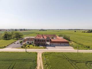 Située dans un cadre exceptionnel avec une vue imprenable sur le Kemmelberg, cette ferme polyvalente s’étend sur un terrain de 7.425 m². Elle offre une combinaison rare entre habitation, activité professionnelle et loisirs, idéale pour les passionnés de chevaux, les indépendants ou les investisseurs.Organisée autour d’une cour intérieure pleine de charme, la propriété comprend une spacieuse habitation familiale de quatre chambres ainsi qu’une seconde habitation indépendante de 98 m² disposant de sa propre entrée, d’un jardin privatif, d’une cuisine, d’une salle de bains et de deux chambres. Cette unité convient parfaitement à la location, à l’habitat intergénérationnel, au logement de soins ou à une activité professionnelle (sous réserve des réglementations en vigueur).Les infrastructures équestres comprennent huit boxes, deux prairies, un paddock et une piste extérieure. Le cadre calme et verdoyant constitue un environnement idéal tant pour les chevaux que pour leurs propriétaires.Une activité de pension canine est actuellement exploitée sur le domaine. Sa reprise, clientèle comprise, est envisageable et représente une belle opportunité pour combiner vie privée et activité professionnelle.La propriété dispose également de trois emplacements pour camping-cars, offrant un potentiel locatif complémentaire à vocation touristique.Divers espaces de stockage et dépendances complètent l’ensemble et peuvent être aménagés selon vos besoins. L’installation électrique est conforme. Avec un PEB de catégorie D, la propriété présente déjà de bonnes performances énergétiques, tandis qu’une étude démontre la possibilité d’atteindre un label A après optimisation.Une propriété unique alliant qualité de vie, potentiel professionnel et perspectives d’investissement dans un environnement privilégié avec vue panoramique sur le Kemmelberg.Intéressé(e) par cette propriété ? Pour plus d’informations ou pour organiser une visite, contactez Alissia Dewitte (0472 18 64 21 - alissia.dewitte@dewaele.com) ou Carl Boedts (0473 95 18 21 - carl.boedts@dewaele.com).CPE : CPE : CPE :