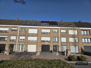 Op de gegeerde Vuurtorenwijk in Oostende, op wandelafstand van het strand en De Spuikom, bevindt zich deze lichtrijke en instapklare bel-etage woning met een bewoonbare oppervlakte van 217 m², garage en prachtige, afgewerkte tuin.<br />Indeling:<br />- Gelijkvloers: oprit voor 2 auto’s, inkomhal, ruime wasplaats/berging; dubbele garage met directe toegang tot de mooie tuin met tuinhuis.<br />- Eerste verdieping: ruime woonkamer met open, volledig geïnstalleerde keuken, afzonderlijk toilet en een aansluitend zonneterras met trap naar de tuin.<br />- Tweede verdieping: 3 volwaardige slaapkamers en badkamer met douche, lavabo en toilet.<br />Zolderverdieping: opgedeeld in 3 ruimtes, ideaal als extra kamers, hobbyruimte of bureau.<br />Extra troeven: Gedeeltelijk gerenoveerd in 2009<br /> Condensatieketel (energiezuinige verwarming)<br /> 19 zonnepanelen aanwezig/warm water op elektriciteit<br /> Rustige woonwijk, dicht bij zee en natuur<br /> Ideaal als gezinswoning of tweede verblijf<br />📍 Een ruime, energiezuinige woning (EPC B ) op een toplocatie aan zee — instapklaar en toekomstgericht.