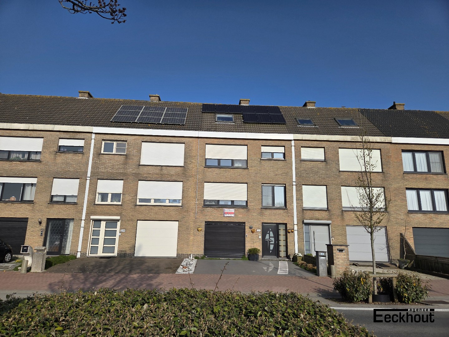 Instapklare ruime bel-etage woning (217 m² bewoonbare oppervlakte) met dubbele garage en grote tuin op topligging in Oostende - foto 2
