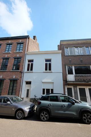 Deze stadswoning heeft heel wat potentieel en vraagt om een grondige renovatie, gelegen in het hart van het centrum en toch in een rustige...