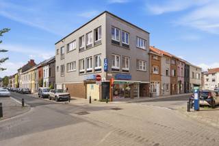 <strong>Omgeving</strong><br />Het pand is gelegen op een commerciële hoeklocatie in Ledeberg, met een uitstekende visibiliteit en een vlotte bereikbaarheid. De grote etalageramen zorgen voor een sterke aanwezigheid in het straatbeeld en bieden volop mogelijkheden om de handelsruimte zichtbaar te maken. In de directe omgeving bevinden zich diverse winkels, handelszaken en dagelijkse voorzieningen. Dankzij de goede bereikbaarheid met zowel de wagen als het openbaar vervoer is dit een interessante locatie voor ondernemers die op zoek zijn naar een goed gelegen handelsruimte.<br /><br /><strong>Indeling</strong><br />Het pand beschikt op het gelijkvloers over een ruime commerciële winkelruimte aan de straatzijde, voorzien van grote etalageramen die zorgen voor een aangename lichtinval en een uitstekende zichtbaarheid. Aansluitend bevindt zich een ruime magazijn- en opslagruimte, wat zorgt voor een praktische combinatie van commerciële ruimte en stockagemogelijkheden. Verder zijn er sanitaire voorzieningen met een toilet en badkamer aanwezig.<br /><br />Via de inpandige garage met inrijpoort is er rechtstreeks toegang tot de private binnenkoer. Deze praktische buitenruimte biedt extra mogelijkheden voor laden en lossen, stockage of parkeren op eigen terrein.<br /><br /><strong>Troeven</strong>
<ul>
<li>Commerciële hoekligging met uitstekende visibiliteit</li>
<li>Grote etalageramen en ruime winkelruimte</li>
<li>Aparte magazijn- en opslagruimte</li>
<li>Inpandige garage met inrijpoort</li>
<li>Vlotte bereikbaarheid in Ledeberg</li>
</ul>
<br />Heeft u interesse in deze woning? Neem dan contact met ons op via 0484 14 96 86 of info@oko.immo.