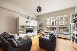 <p>Op zoek naar een lichtrijk en ruim appartement in één van de meest geliefde buurten van Antwerpen? Dit appartement ligt in de statige De Vrièrestraat, midden in het bruisende Zuid. De buurt staat bekend om haar levendige sfeer, trendy restaurants en gezellige koffiebars. Achter de hoek van de Marnixplaats, het Museum voor Schone Kunsten, het Zuidpark en tal van winkels.</p><p>Verder direct aan belangrijke invalswegen, de Ring van Antwerpen en openbaar vervoer. Velostation op wandelafstand.</p><p>· 2 slaapkamer appartement<br />· Terras<br />· Beschikbaar per 01/06/2026<br />· Autostaanplaats mogelijk<br />· Toplocatie</p><p>Het appartement van 102 m² is gelegen op de 2e verdieping en bereikbaar per lift of trap. Inkomhal met vestiaire leidt naar de ruime zonnige leefruimte, ingedeeld in een living en eetkamer met aansluitend de gesloten keuken, geïnstalleerd met toestellen.<br />De nachthal met gastentoilet en berging leidt naar de rustige achterzijde van het appartement, waar zich de 2 slaapkamers bevinden. Verder is de badkamer omvat bad met douche, wastafel en aansluiting voor de wasmachine.</p><p>Gemeenschappelijke kosten: 75 euro/maand (elektriciteit voor gemeenschappelijke ruimtes en privé waterverbruik).</p><p>De nutsvoorzieningen (energie) zijn individueel gemeten en komen voor rekening van de huurder.</p><p>Interesse? Gelieve uw gegevens in te vullen onderaan de advertentie op onze website https://www.sinjoor.be. De dossierverantwoordelijke zal vervolgens zo snel mogelijk contact met u opnemen.</p>