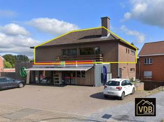 <p><strong>Over dit unieke pand</strong><br />Welkom op de Hasseltsteenweg 347 in Sint-Truiden: een eigendom dat alle <strong>voordelen van een huis</strong><br />combineert met het <strong>comfort van een appartement.</strong> Omdat dit het <strong>enige appartement in het gebouw </strong>is<br />(gelegen op de eerste verdieping boven de lokale superette "Spar"), geniet u hier van een ongeëvenaarde<br />privacy: <strong>geen buren in het gebouw</strong> en <strong>geen lawaai van boven of onder</strong>. Met een <strong>royale bruto bewoonbare</strong><br /><strong>oppervlakte van 170 m2</strong>, twee terrassen (samen 24,8 m2), een enorme zolderverdieping én een private kelder<br />van 14 m2 komt u hier werkelijk geen enkele vierkante meter ruimte tekort.  Het appartement is in principe instapklaar. Met een grondige opfrisbeurt maak je er helemaal je eigen thuis van. Voor een eerste indruk maakten we een 3-D presentatie.  Klik op de link en bekijk de woning alsof je er zelf in rond loopt: https://vt.plushglobalmedia.com/tour/TT1ADIYIK4 </p><p><strong>Indeling &amp; Comfort</strong><br />U betreedt de woning via uw eigen private ingang op het<br />gelijkvloers met een ruime inkomhal en trappenhuis. Op de<br />eerste verdieping verwelkomt een grote inkomhal<br />met veel daglicht u in de leefruimtes:<br />Leefruimte (55 m2): Een indrukwekkend lichte ruimte<br />met gezellige haard, eetplaats en directe toegang tot<br />beide terrassen.<br />Keuken (15 m2): Volledig voorzien van inbouwtoestellen, met<br />aansluitend een handige berging/wasplaats.<br />Extra bureau/berging: Direct aansluitend aan de<br />leefruimte, ideaal als home-office.<br />Nachtthal: Verleent toegang tot de badkamer en 3<br />volwaardige slaapkamers (18,4 m2, 14 m2 en 10 m2).</p><p>Badkamer: Voorzien van een enkele wastafel, douche<br />en toilet, plus nog een apart gastentoilet in de hal.</p><p><strong>Troeven &amp; Extra's</strong></p><ul><li><span>Buitengewoon Ruim &amp; Vrijstaand Wonen</span></li><li><span>Geen bovenburen of onderburen in gebouw</span></li><li><span>Uniek appartement van maar liefst 170 m2 bruto met 2 grote terrassen en privéparking</span></li><li><span>Maximale privacy: Enige appartement in het gebouw.</span></li><li><span>Buitenruimte: 2 terrassen (16,8 m2 achteraan, 8 m2 vooraan).</span></li><li><span>Parkeren: 2 parkeerplaatsen op het terrein.</span></li><li><span>Extra bergruimte: Volledig begaanbare zolderruimte en private kelder (14 m2).</span></li><li><span>Technisch in orde: AREI- goedgekeurde elektriciteit.</span></li><li><span>Recente gasketel + boiler,</span></li><li><span>Wellicht asbestveilig.</span></li><li><span>Lage kosten: Minimale gemeenschappelijke kosten.</span></li></ul><p><br /> </p><p><strong>Bevalt deze woning je? Neem dan vrijblijvend contact op met Marie-Paule voor meer info of om een bezichtiging in te plannen : 0476/959 958</strong><br /> </p><p><br /> </p>
