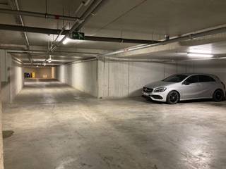 Autostaanplaats in een ondergrondse parkeergarage in het centrum van Poppel. Plaats momenteel verhuurd.