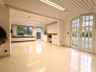 <strong>Kantoorruimte / directiebureel ca. 65m² op plancher te Edegem uiterst rustig gelegen in het kasteeldomein Arendsnest in gerestoreerde paardenstal vlakbij tal van in- en uitvalswegen, nabij het centrum van Edegem. <br /></strong><br />De kantoorruimte bestaat uit drie delen; een vergaderzaal, directiebureel en secretariaat ca. 4,6 x 8,3 m en 3,6 x 4,6m en 4,6 x 2m<br /><br />Verder is er een apart toilet en een kitchenette. <br /><br /><br /><strong><span>BIJZONDERHEDEN: </span><br /></strong>* Toplocatie in Edegem op een stijlvolle locatie <br />* Rustig gelegen in het kasteeldomein Arendsnest<br />* Gelegen op de gelijkvloerse verdieping<br />* Voorzien van 2 parkings <br />* Twee gescheiden ruimtes<br />* AO: 200 EUR/ maand: provisie voor verwarming en water<br />* OV ten laste van de huurder