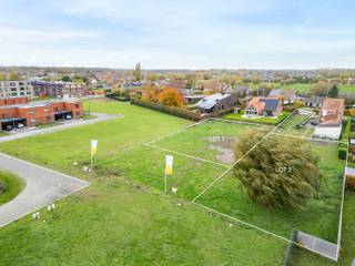 Ontdek deze villapercelen in de gezellige dorpskern van Damme-Sijsele. Je woont er in een rustige, doodlopende straat in de buurt van winkels (supermarkten op 1,4 km), scholen (basisschool op 900 m) en openbaar vervoer (bushalte op 900 m) en dit op een kwartiertje rijden van Brugge. Geniet van de prachtige natuur in de omgeving, ideaal voor ontspannende wandel- en fietstochten, onder andere in het Ryckevelde Bos, de Schobbejakshoogte en langs de schilderachtige Damse Vaart.
Deze bouwgrond, bestemd voor een vrijstaande woning, is 922 m² groot en biedt tal van mogelijkheden: een gezinswoning, een kangoeroewoning of zorgwonen. Hier bouwen we jouw nieuwe, energiezuinige woning volledig op maat, tegen een vaste prijs. De grootte van het perceel en de ruime stedenbouwkundige voorschriften bieden je tal van mogelijkheden. We bouwen er jouw woning, volledig op maat, tegen een vaste prijs.
Contacteer ons en ontdek alle mogelijkheden op deze prachtige locatie.