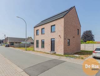 SERSKAMP - Uitzonderlijke nieuwbouwwoning, open bebouwing, met drie slaapkamers en tuin.Deze energiezuinige nieuwbouwwoning bevindt zich in een...