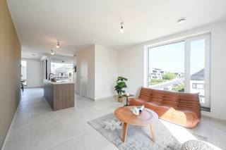 Dit gloednieuw en instapklaar appartement maakt deel uit van residentie Wondelaer, een energiezuinig nieuwbouwproject in het hart van Wondelgem. Het appartement heeft een bewoonbare oppervlakte van 100 m² en een terras van 9 m². Via de inkomhal heeft u toegang tot een lichtrijke leef- en eetruimte en de open keuken met aansluitend een handige berging. Verder vindt u er twee slaapkamers waarvan de master bedroom een dressing heeft, een afzonderlijk toilet en een badkamer met een inloopdouche en lavabo. Ondergronds is er een private parkeerplaats met een handige berging voorzien. <br /><br />Dit appartement werd uitgerust met energiezuinige technologieën, vrij van fossiele brandstoffen. Zo beschikt het over een individuele warmtepomp in combinatie met vloerverwarming, wat zorgt voor een laag energieverbruik. Daarnaast is er een balansventilatie en zijn er fotovoltaïsche panelen aanwezig die verder bijdragen aan de energiezuinigheid van het appartement. <br /><br />Gelegen nabij de kern van Wondelgem vindt u er alle voorzieningen op wandel- en fietsafstand, gaande van diverse scholen en winkels tot parken en culturele activiteiten. Dankzij de uitstekende verbindingen naar Gent kunt u hier genieten van de rust terwijl de levendigheid van de stad altijd binnen handbereik is. <br /><br />E-peil: E30 / EK conform<br /><br />Een persoonlijke, vrijblijvende afspraak kan via jef@landbergh.be of 09 225 25 24.