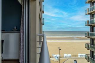 Enjoy a bright living space with a modern and equipped kitchen. You can also access the spacious terrace from the bedroom with extra storage...